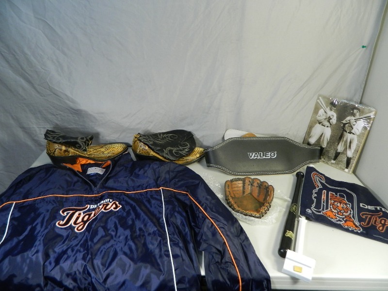 lot 51 image: Collectibles