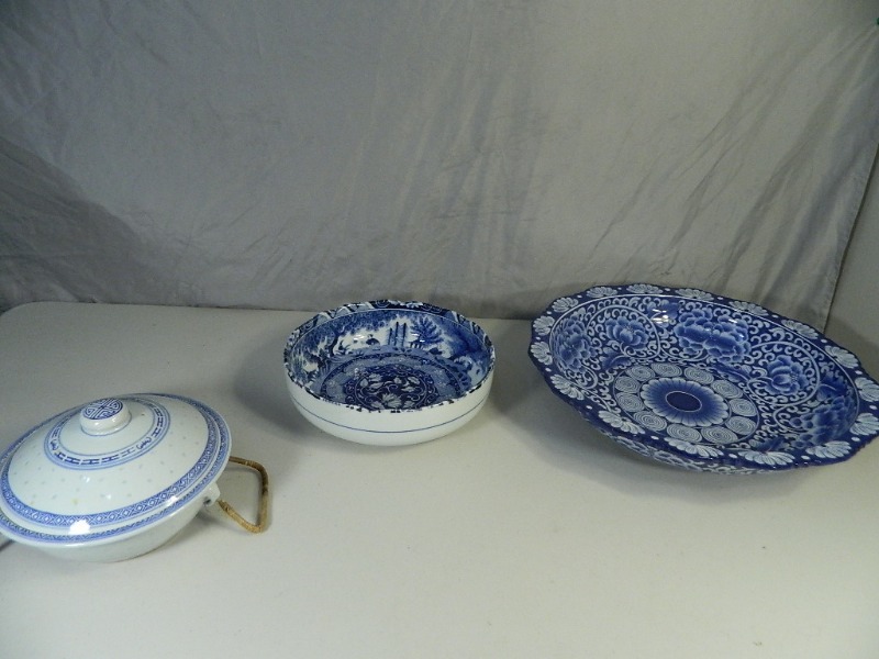lot 53 image: 3 Beautiful Pieces of China