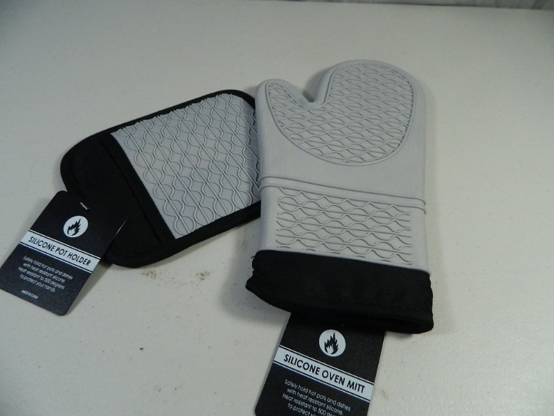 lot 88 image: New Silicone Oven Mitt and New Silicone Pot Holder