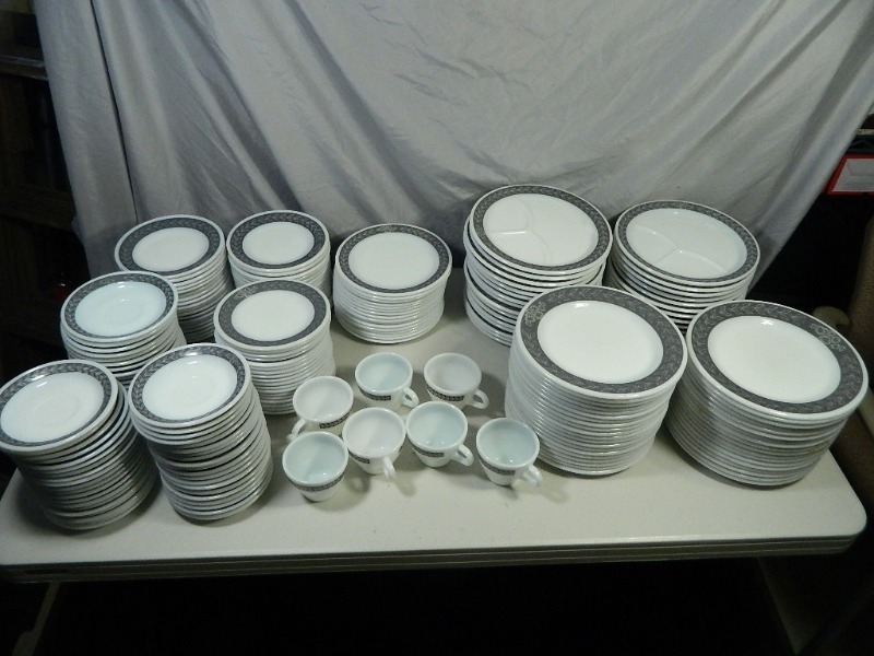 lot 132 image: Large Lot of Vintage Pyrex and Anchor Hocking Dishes