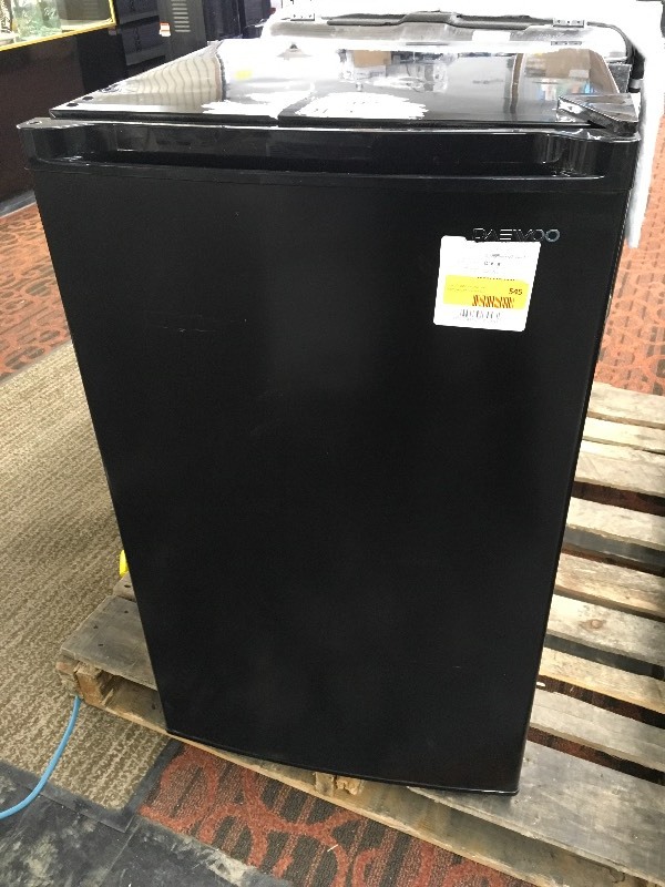 lot 545 image: DAEWOO 4.4CF BLK COMPACT MINI FRIDGE, MSRP $149.99