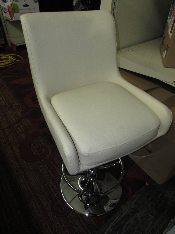 lot 32 image: SET OF 4 OF PADDED BAR STOOLS, BEIGE WITH CHROME BASES