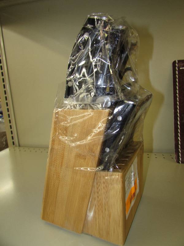 lot 11 image: EMERIL 17PC CUTLERY SET, MSRP $44.99.  ONE KNIFE BROKEN
