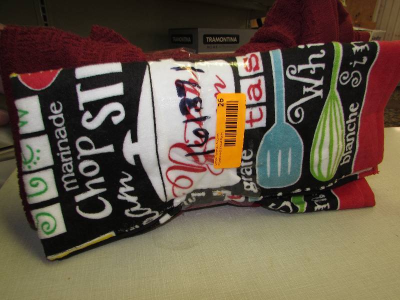 lot 26 image: TOWN&COUNTRY KITCHEN TOWELS, MSRP $11.99