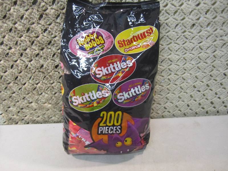 lot 148 image: Large Bag of Mixed Candy 200 Pieces...