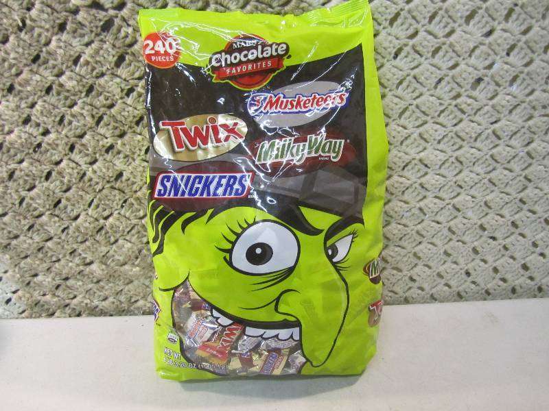 lot 149 image: Large Bag of Mixed Candy 240 Pieces...