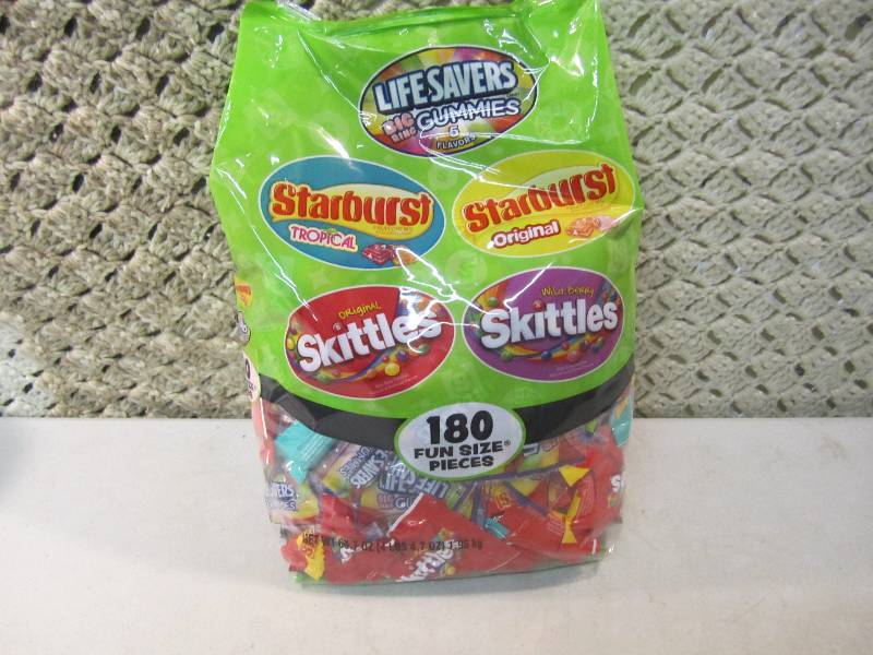 lot 150 image: Large Bag of Mixed Candy 180 Pieces...