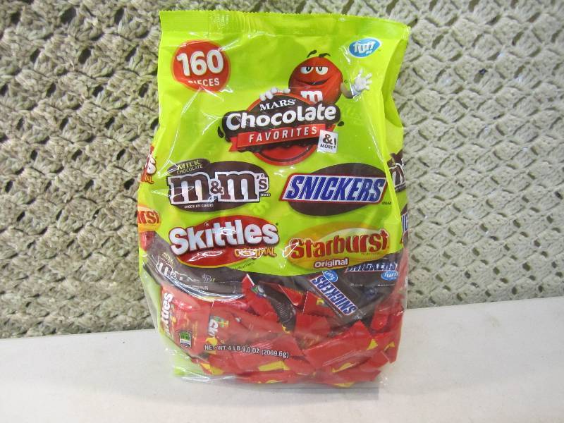 lot 152 image: Large Bag of Mixed Candy 160 Pieces...