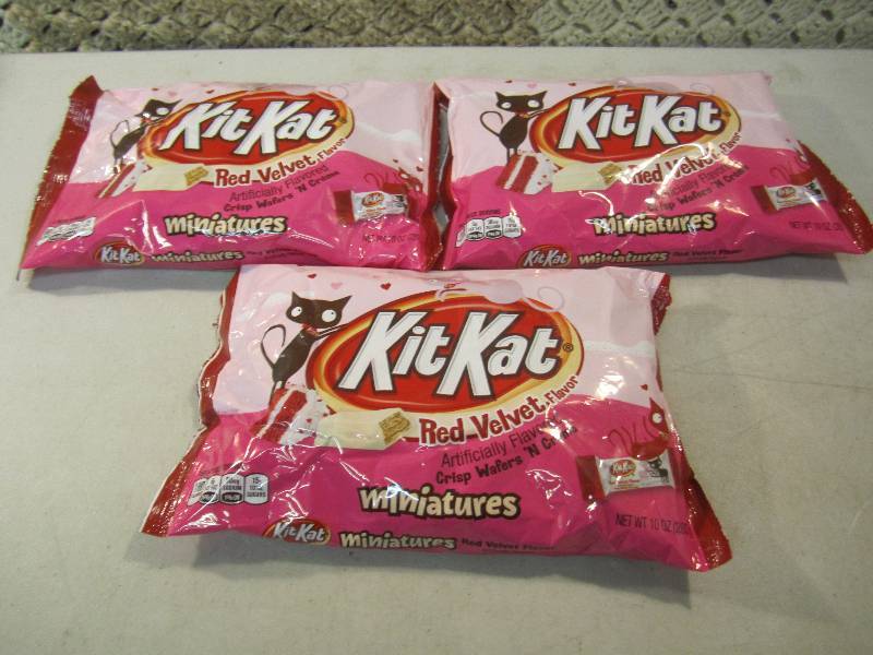 lot 162 image: Lot of 3 Bags Kit Kat Red Velvet Fl...
