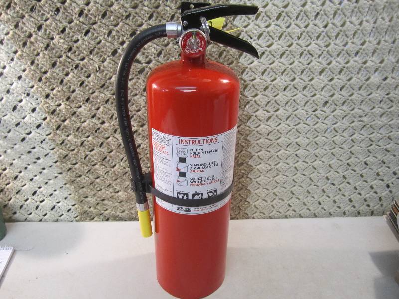 lot 318 image: Kidde Fire Extinguisher 19 tall ov...