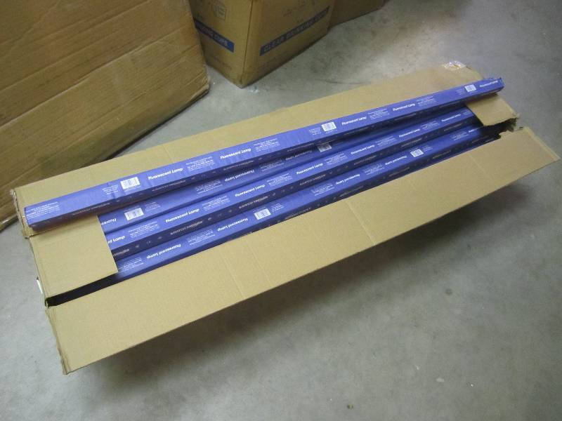 lot 328 image: Case of 30 Satco Hygrade 48 40 wat...