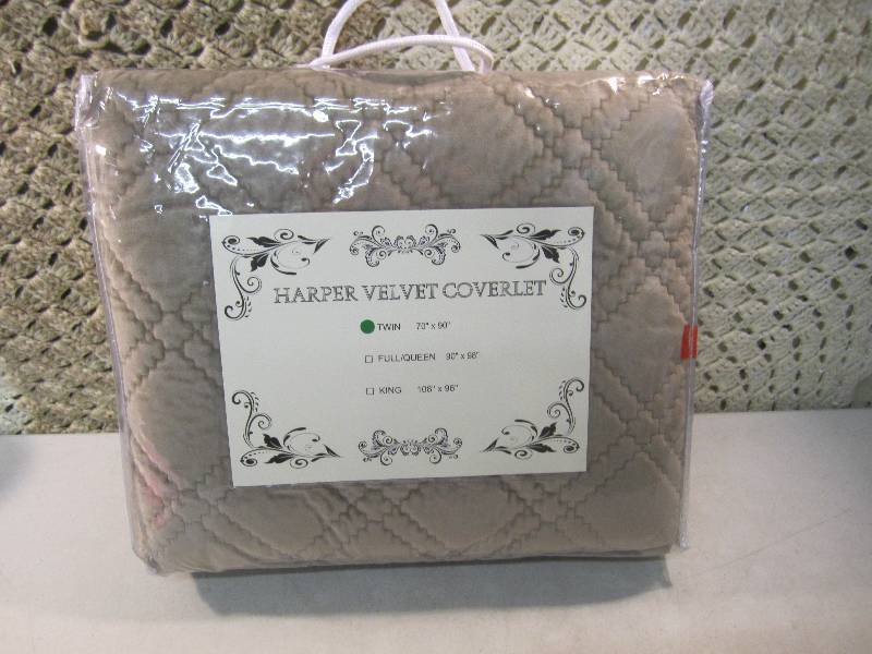 lot 332 image: Twin Size Harper Velvet Coverlet  B...