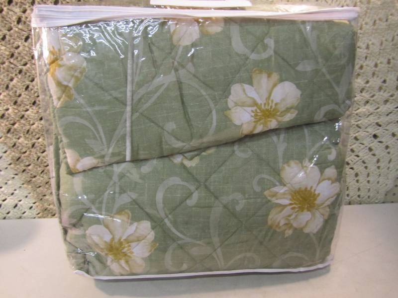 lot 333 image: Twin Size Floral Bedspread  BR1...