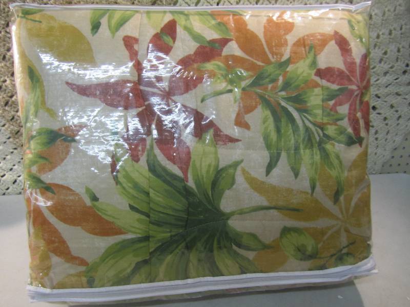 lot 334 image: Twin Size Comforter Sleepwell Saras...