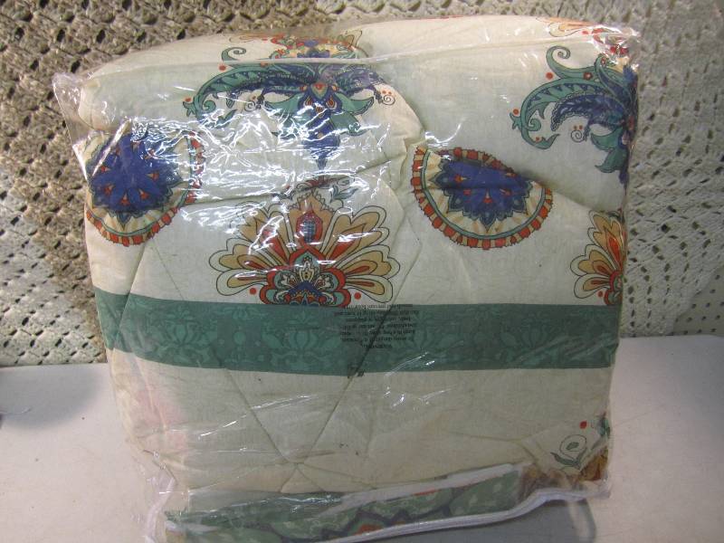 lot 335 image: Twin Size Comforter Remington Bed I...