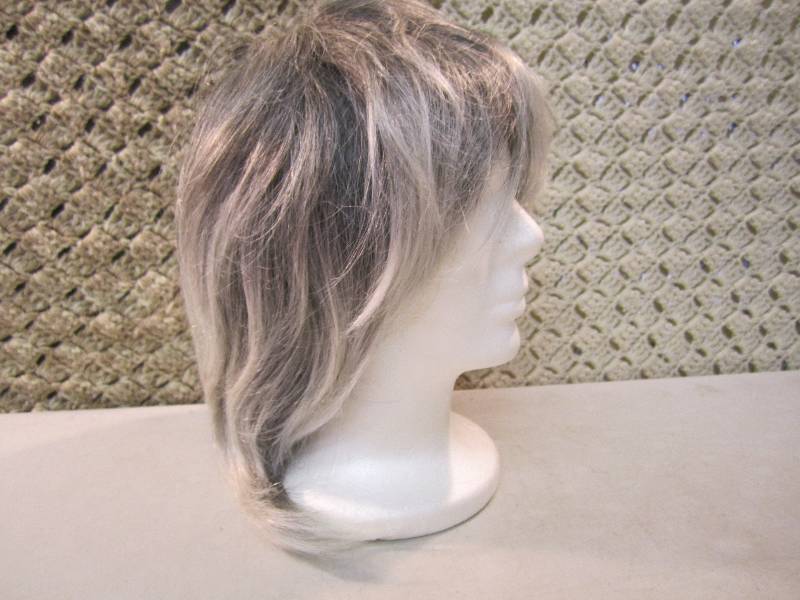 lot 338 image: Ashro Wig Large Style Dee Color G...