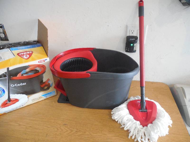 lot 29 image: O-Cedar Easy Wring Spin Mop