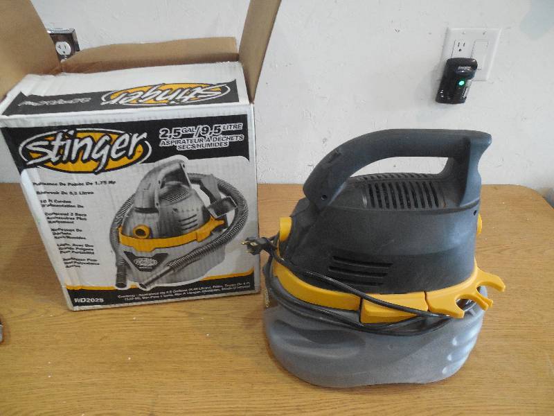 lot 44 image: Stinger 2.5 Gal. 1.75-Peak HP Compact Wet Dry Vac