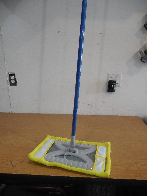 lot 62 image: Quickie Swivel Soft Microfiber Dust Mop