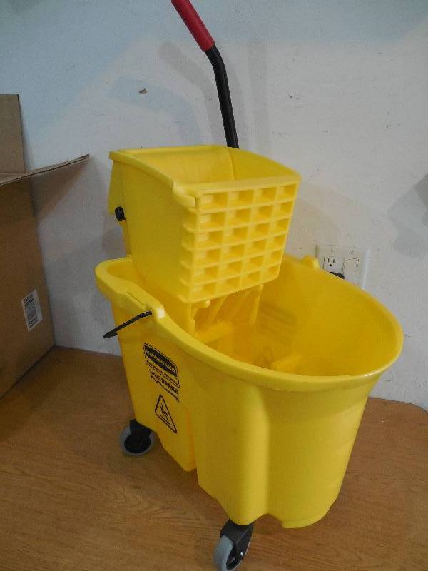 lot 85 image: Rubbermaid Commercial Products WaveBrake 35 Qt. Plastic Mop Bucket with Wringer