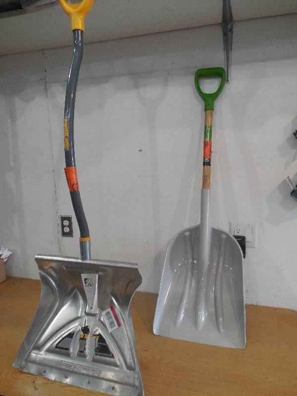 lot 90 image: (2) shovels
