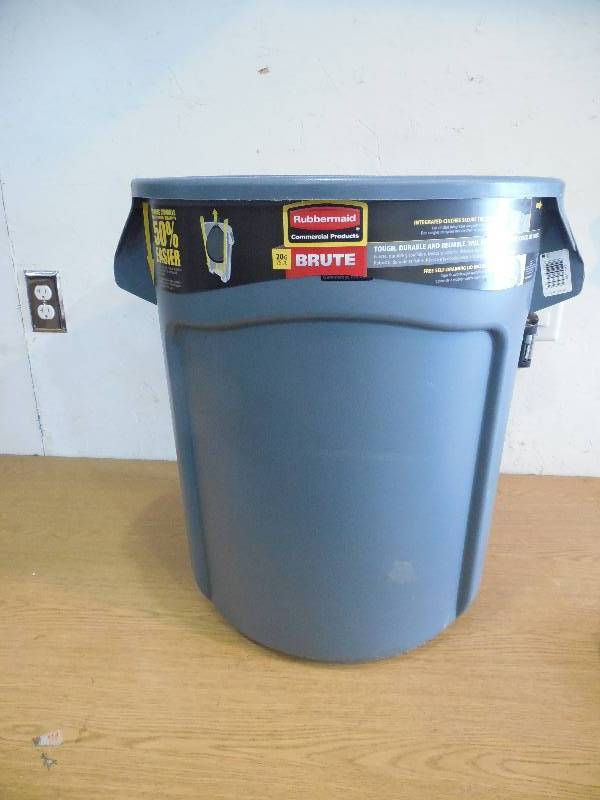 lot 59 image: Rubbermaid Commercial Products Brute 20 Gal. Grey Round Trash Can