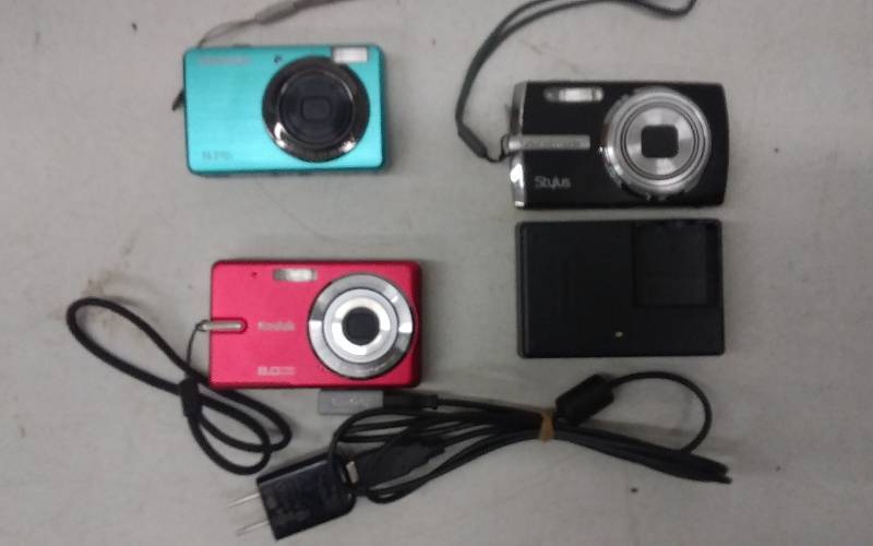 lot 3 image: 3-Digital Cameras