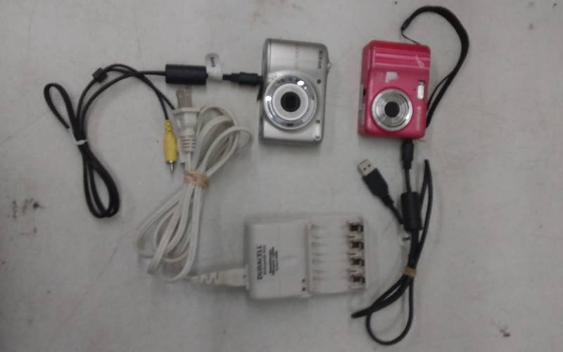 lot 4 image: 2-Digital Cameras