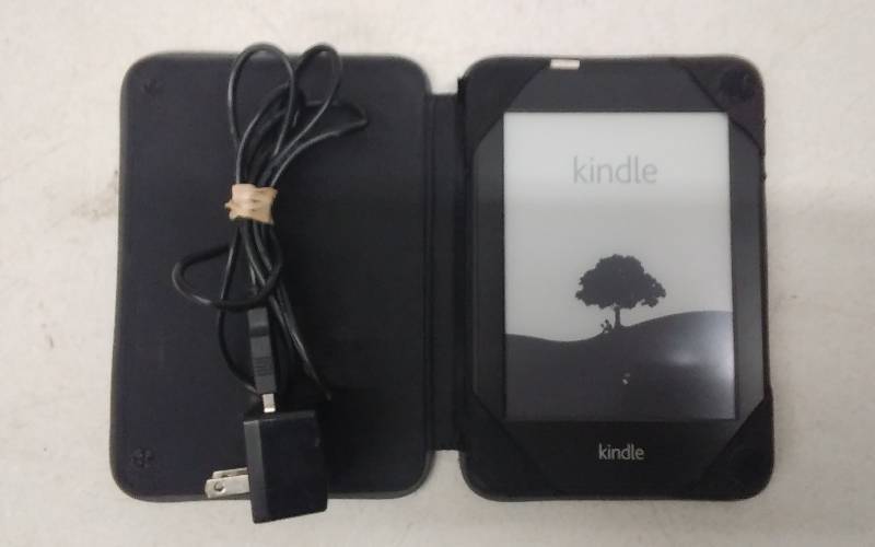 lot 6 image: Kindle Paper White With Charger & Case