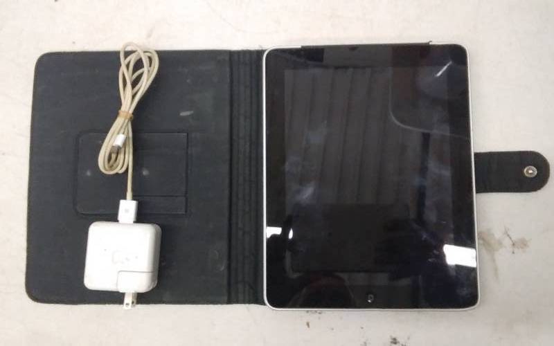 lot 8 image: Apple 64g I-Pad With Case & Charger