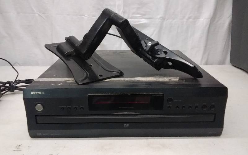 lot 17 image: Integra DPC-7.5 DVD Player & Wall Bracket For TV