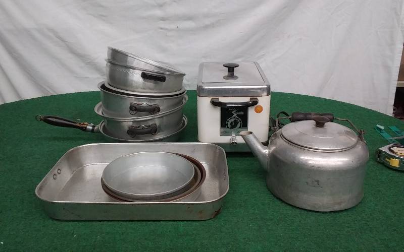lot 33 image: Large Box Lot Cook Ware, Bake Ware, Fryer, Kettle