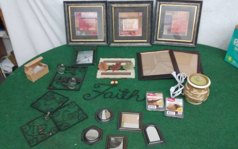 lot 39 image: Box Lot Wall Decor, Melting Pot With Wax Cubes