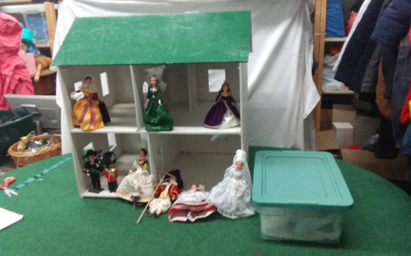 lot 67 image: Handcrafted Doll House 19x25x26 & Assorted Heritage Dolls