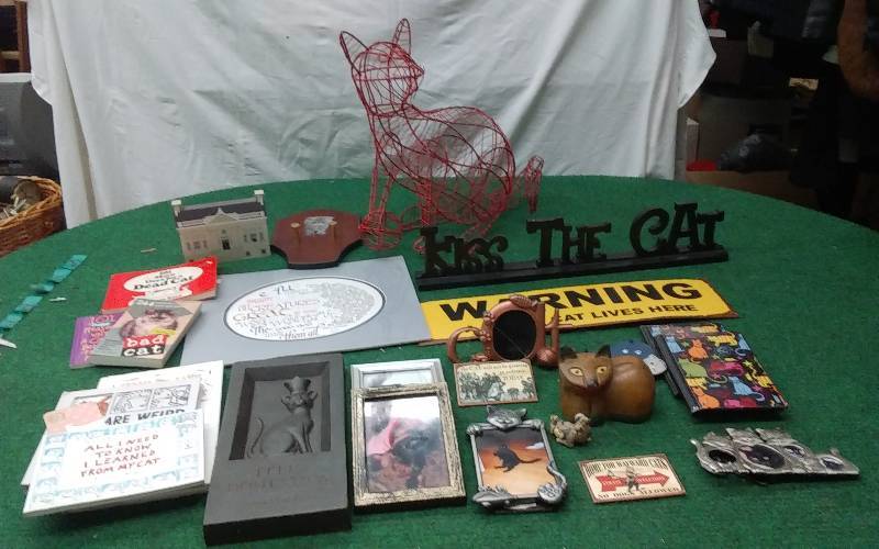 lot 69 image: Box Lot Cat Theme Decor & Collectibles