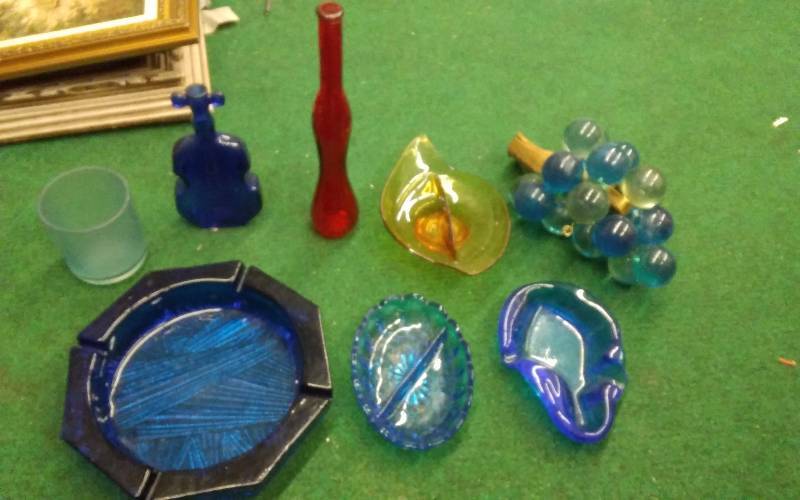 lot 81 image: Lot Of Colorful Glassware & Large Blue Glass Lamp