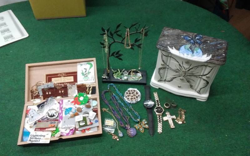lot 99 image: Lot Of Assorted Jewelry