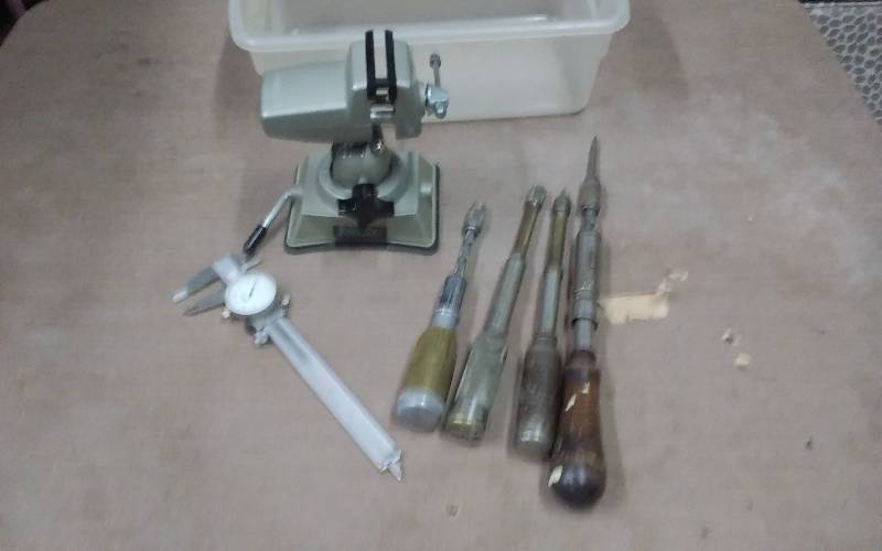 lot 105 image: Pana-Vise, 4-Vintage Screwdrivers, Dial Caliper