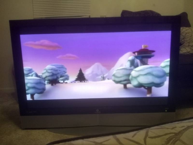 lot 1 image: Vizio 50 Inch HDTV Model p50hdtv10a TV With Remote - HEAVY