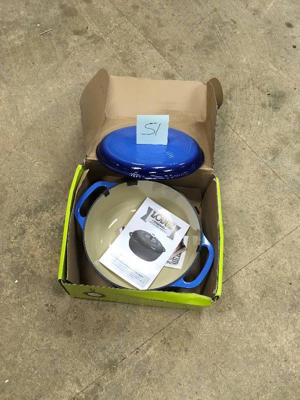 lot 51 image: Lodge Color Enamel Dutch Oven - 6 Qt. 10.50 Diameter Dutch Oven not used