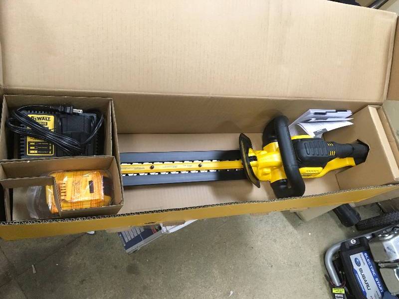 lot 128 image: DEWALT 22 in. 20-Volt MAX Lithium-Ion Cordless Hedge Trimmer with 5.0Ah Battery and Charger Included open box never used