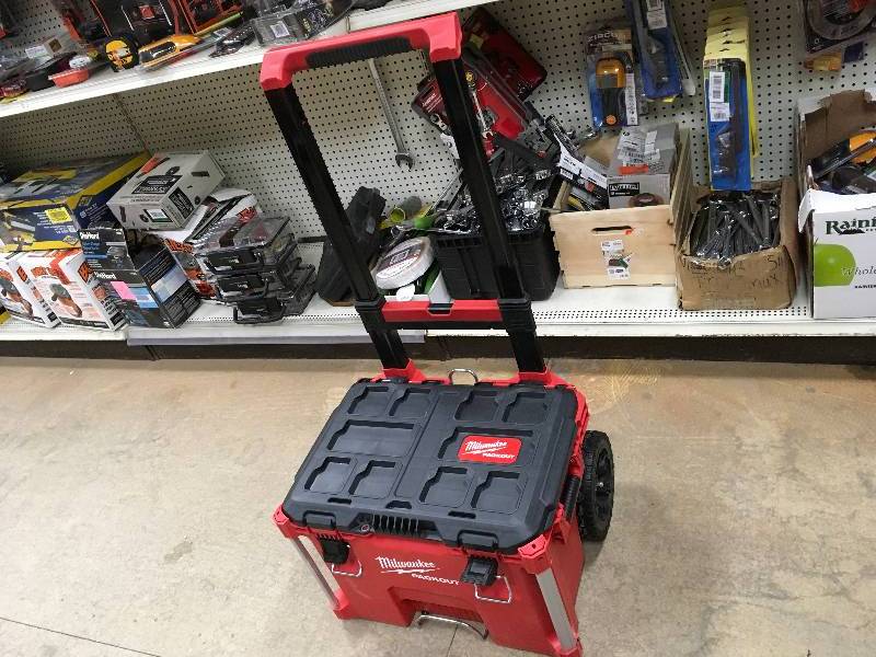 lot 132 image: Milwaukee PACKOUT 22 in. Rolling Tool Box open box never used