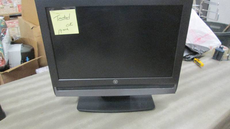 lot 32 image: 19 Inch Westinghouse Monitor- teste...