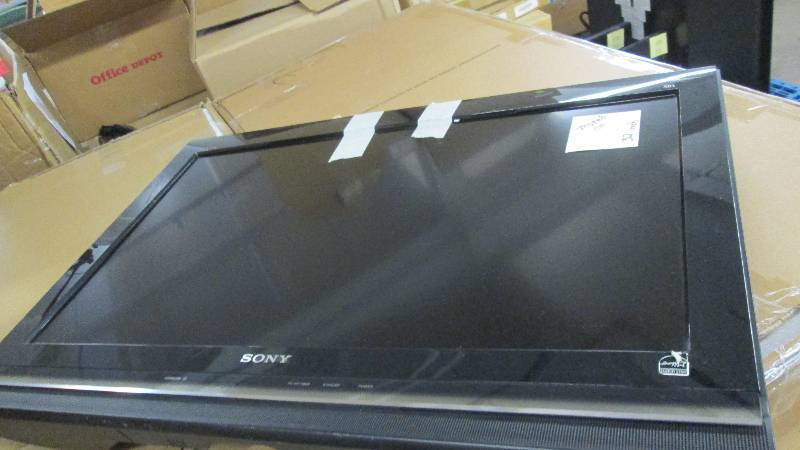 lot 38 image: 32 inch Sony TV with remote - teste...