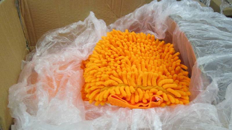 lot 42 image: Case of 50 Orange Frizzy Car WashS...
