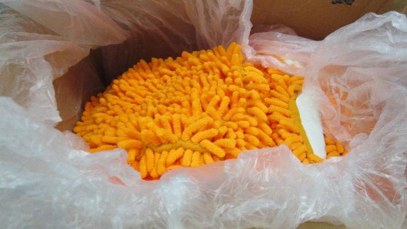 lot 43 image: Case of 50 Orange Frizzy Car WashS...