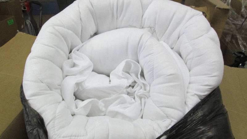 lot 69 image: Quilted Matress topper - unknown si...