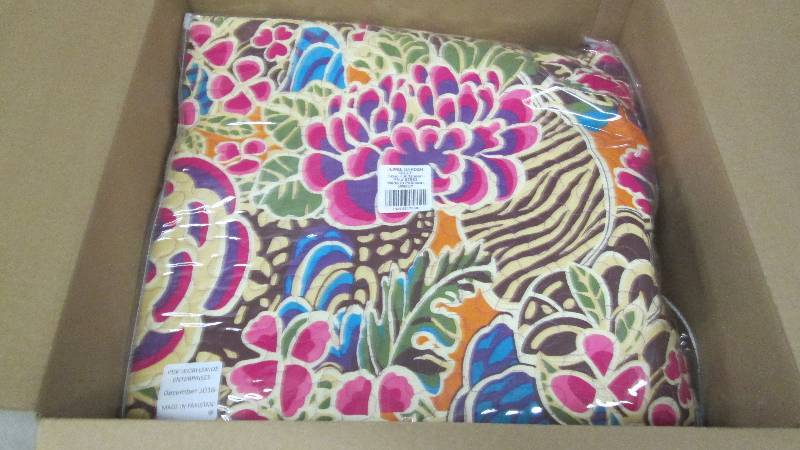 lot 158 image: FullQueen Jewel Garden Quilt...