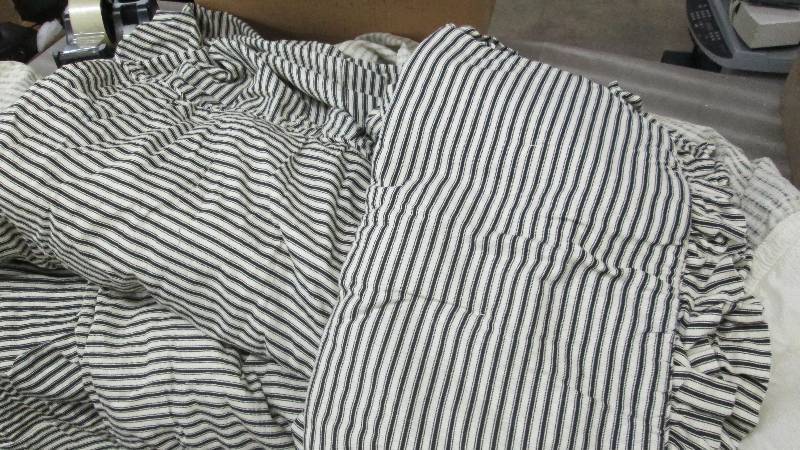 lot 173 image: Full Bedspread & Shams...