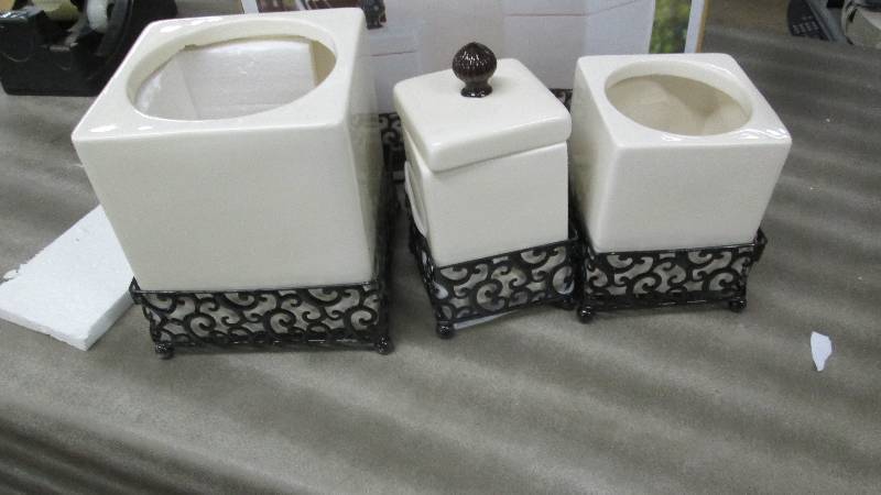 lot 185 image: 3 Canisters - 2 without lids...